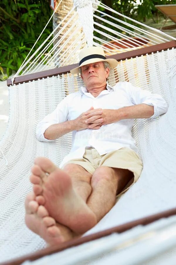 Пока спал на пляже. Мужчина в гамаке. Человек отдыхает в гамаке. Мужчина на гамаке босиком. Человек в гамаке на пляже.