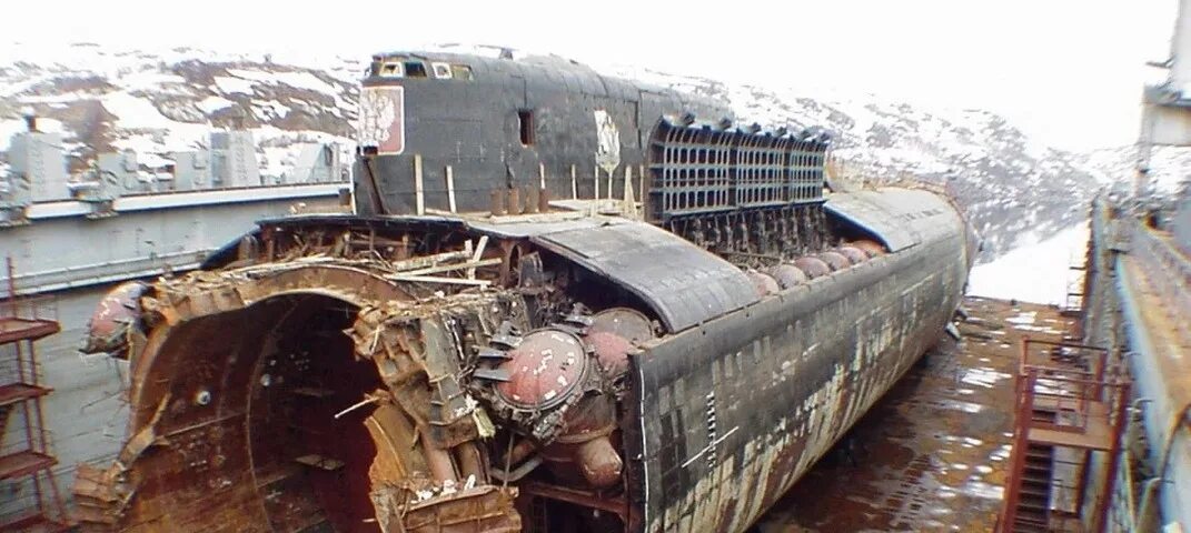 Где затонул курск подводная. Трагедия 2000 года подводная лодка Курск. 12 Августа 2000 Курск подводная лодка. Курск атомная подводная лодка гибель. Курск АПЛ подлодка.