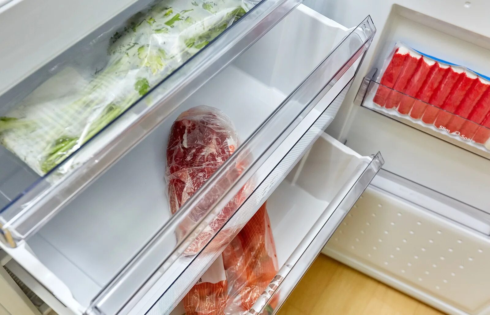 Сколько можно размораживать холодильник. Хранение мяса в холодильнике. Хранение продуктов в морозилке. Холодильник с продуктами. Холодильник для заморозки.