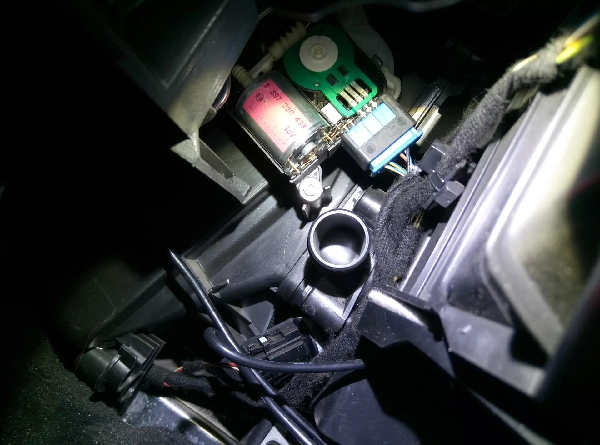 Печка пассат б6. Passat b8 радиатор печки. Пассат б6 дует холодным правая сторона. Крепление торпеды mitsubishi fuso super great. Заслонка климат контроля vw tiguan 2013.