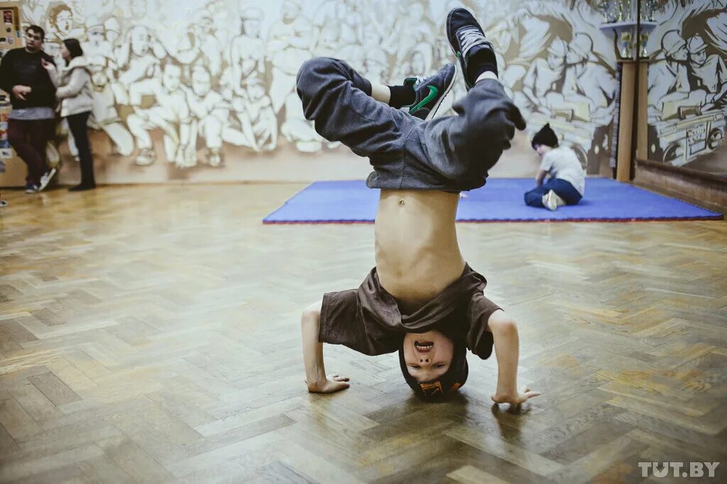 E break. Хип хоп дети. Школа брейк данса. Уличный брейк данс. Брейк данс дети.