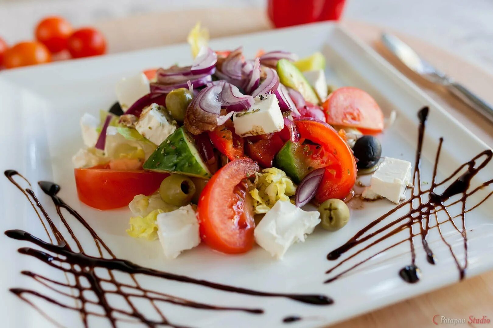 Салат аппетитный. Салаты из ресторанов. Цезарь с куриным филе. Овощной салат в ресторане. Нисуаз от шефа.