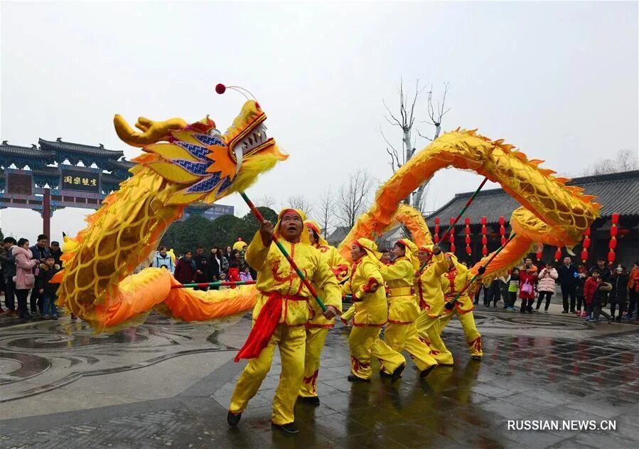 Какого день дракона. Танец дракона и Льва в Китае. Китайский дракон праздник. Фестиваль дракона в Китае. Танец с драконами.