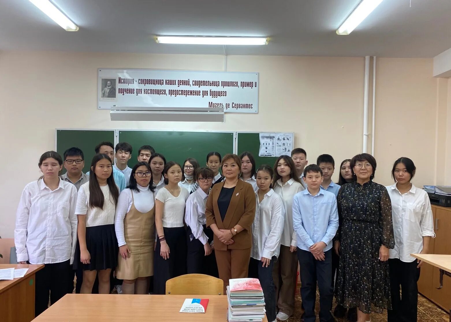 Мэр элисты окон нохашкиев. 4 школа элиста. Элистинская многопрофильная гимназия. Элистинская многопрофильная гимназия адрес. Эмг элиста школа.