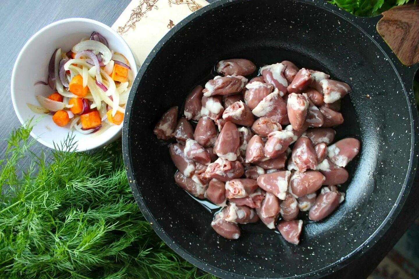 Как готовить сердечки с луком. Жареные куриные сердечки на сковороде. куриные сердечки в духовке. куриные сердечки на сковороде. куриные сердечки жареные на сковороде с луком.