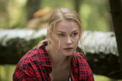 Көйлектегі брюнетка порно