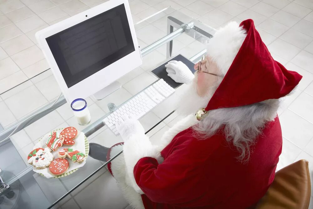 Бесплатный телефон деду морозу. Новый год компьютер. Дед Мороз с ноутбуком. Новогодний компьютерный стол. Дед Мороз и компьютер.