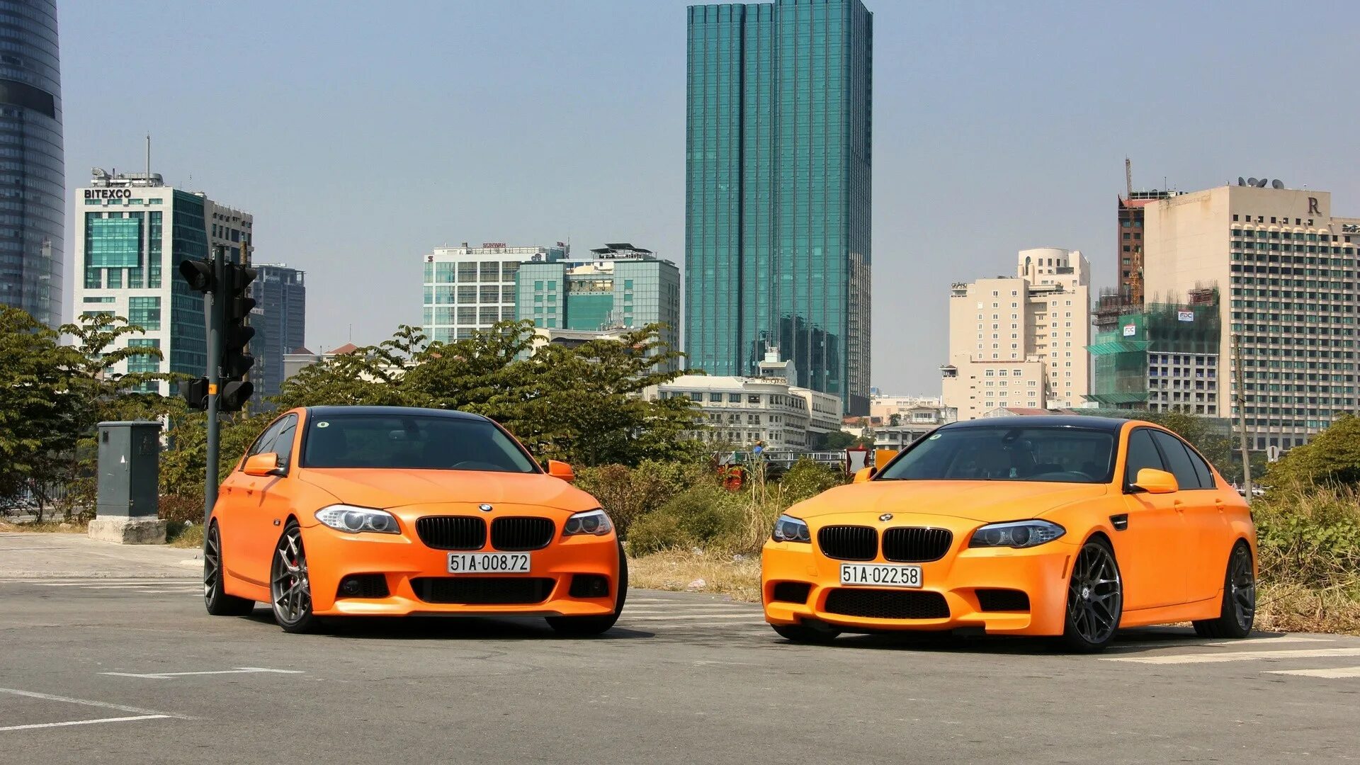 Братики машины. BMW m5 f10 Orange. BMW f10 оранжевая. BMW m5 оранжевая. БМВ М 5 JDM.