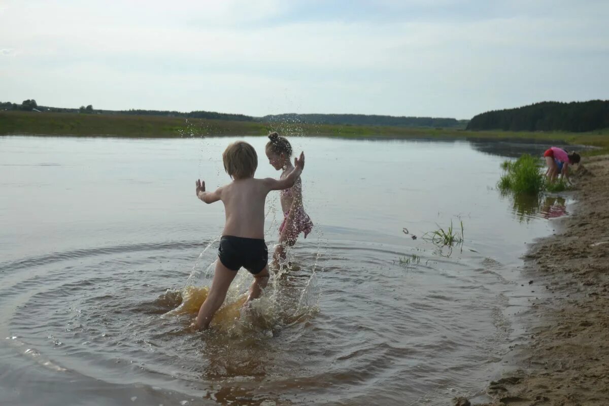 Купаемся на речке. Дети купаются в реке. Дети купаются в озере. Дети плавают в реке. Искупалась в пруду