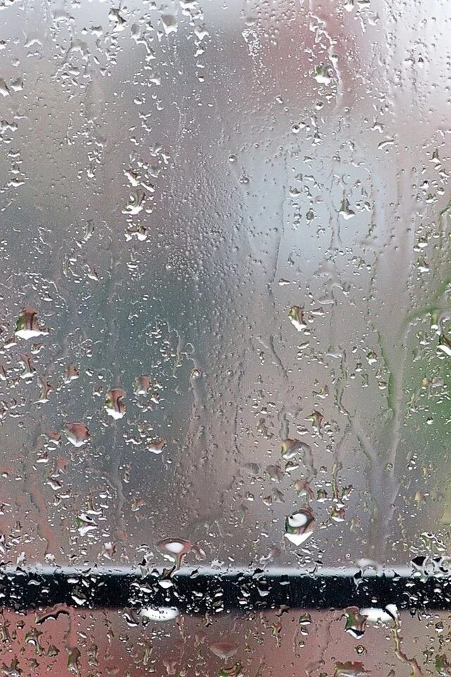 Запотевшее стекло дождь. Капли на стекле. Запотевшее стекло. Мокрое стекло. Капельки дождя на окне.