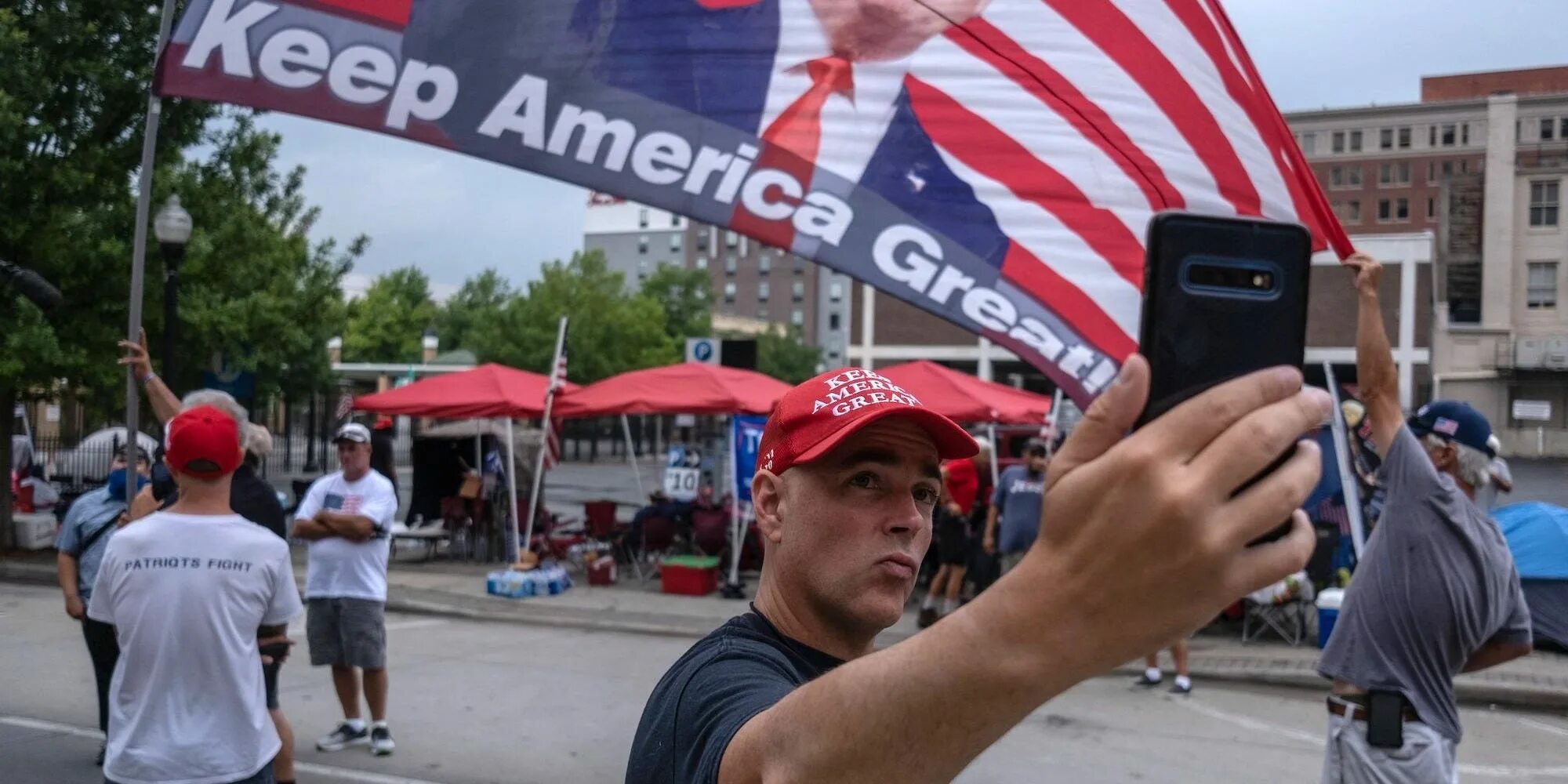 Митинги в США за Трампа. Митинг Трампа 2020. Предвыборный митинг в США. Протестующие против Трампа.