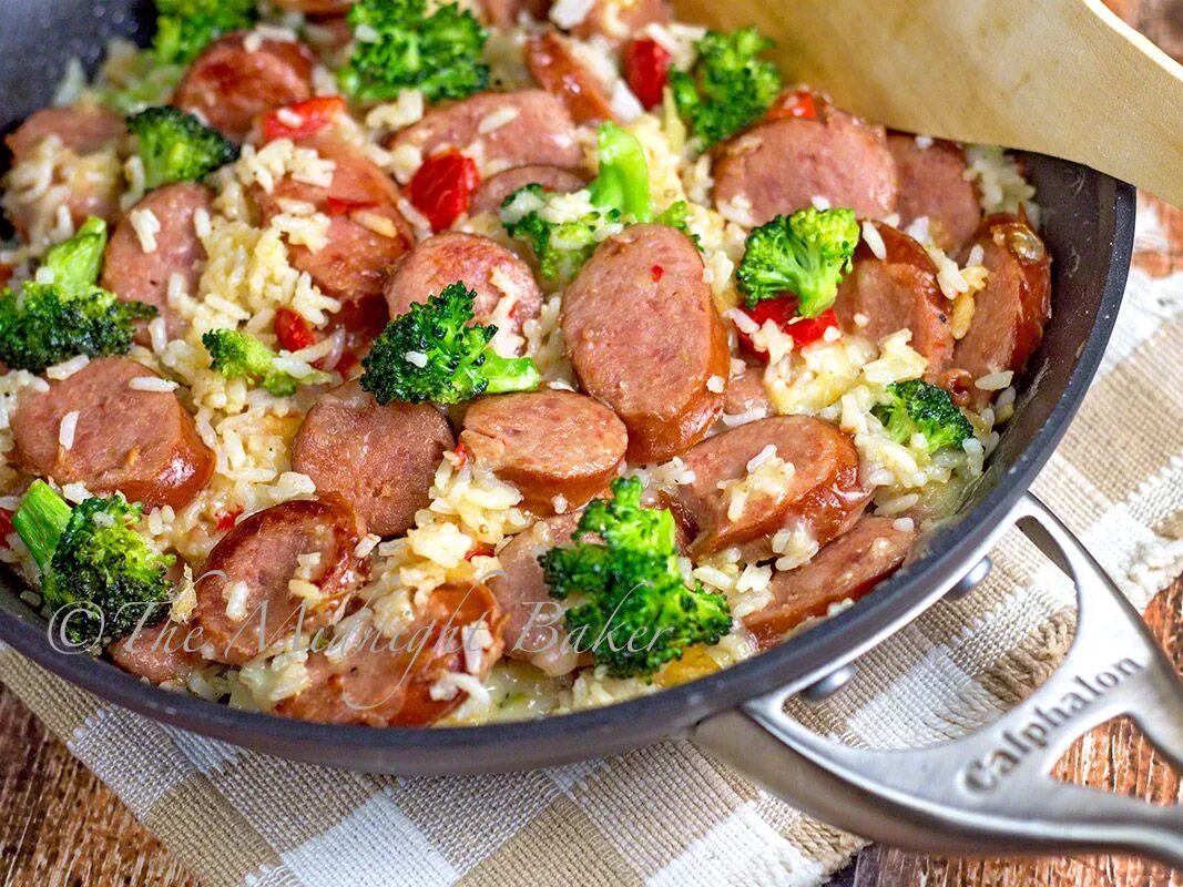 Джамбалайя с колбасками. Рисовая колбаса. Джамбалайя с сосисками. Ужин на скорую руку рецепты из простых продуктов. Сосиски с рисом рецепт.
