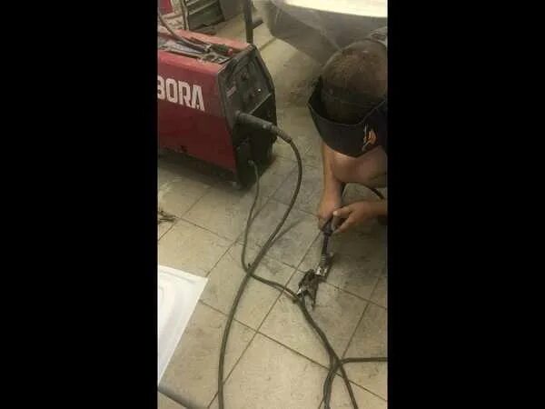 Как работает полуавтомат без газа. Сварка порошковой проволокой полуавтоматом без газа. сварка флюсовой проволокой без газа полярность. проволока для сварки без газа на полуавтомат. сварка полуавтомат без газа.