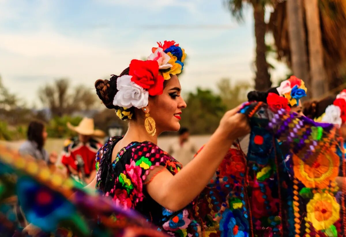 Город америка в мексике. Мексиканский колорит. Мексиканские традиции. Прическа в мексиканском стиле. Мексиканские расцветки.