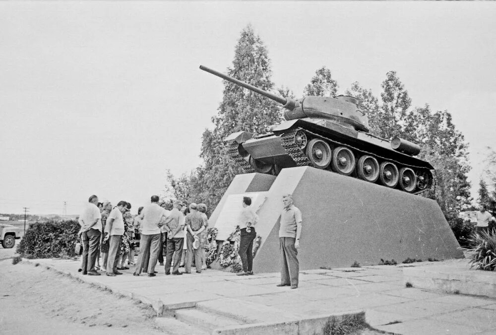 Танк на красной Горке Севастополь. Постамент танк т-34 Мамаев Курган. Памятник т34 в Будапеште. Т 34 85 Кипр 1974 памятник. Танковый городок