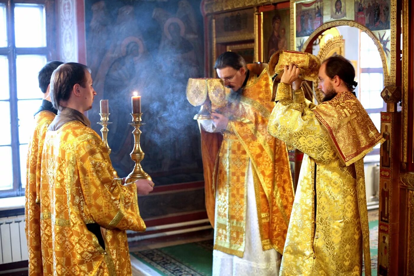 Что такое литургия в церкви. Литургия евхаристия. литургия преждеосвященных каждение царские врата. литургия божественной евхаристии. галликанская литургия.