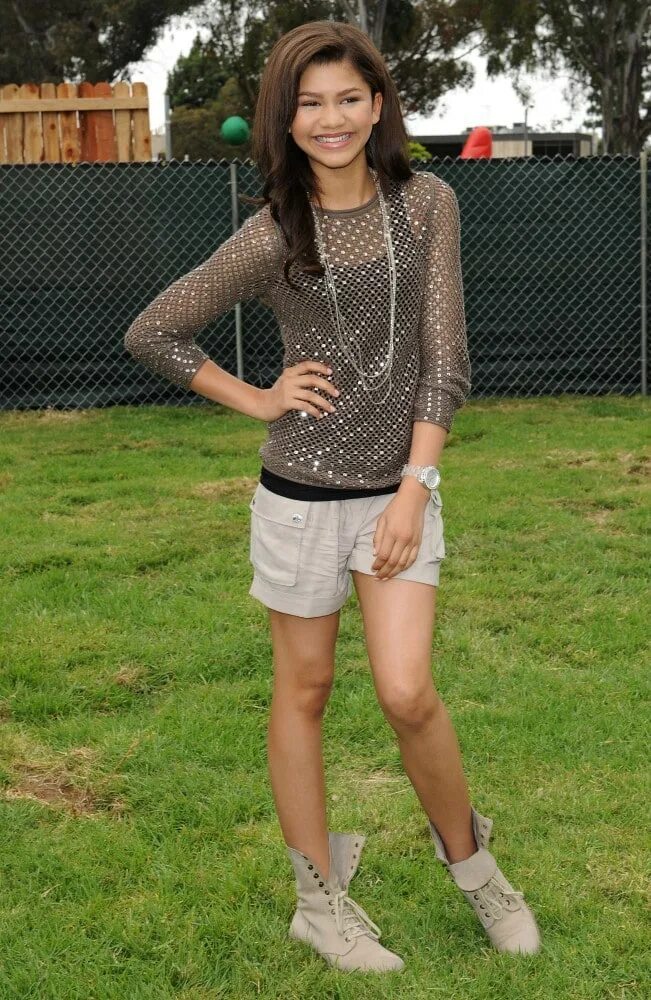 Zendaya height. Зендая рост. зендая 19 лет. зендая в полный рост. zendaya маленькая.