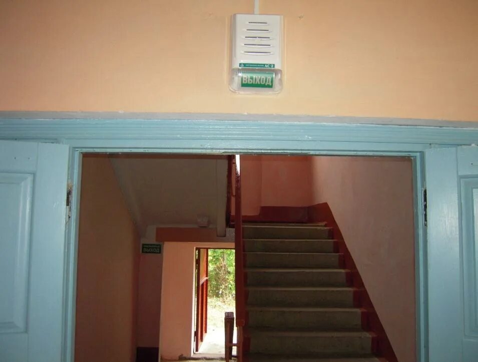 запасный выход школы. запасный выход школы. запасный выход школы. запасный выход школы. противопожарные эвакуационные двери.