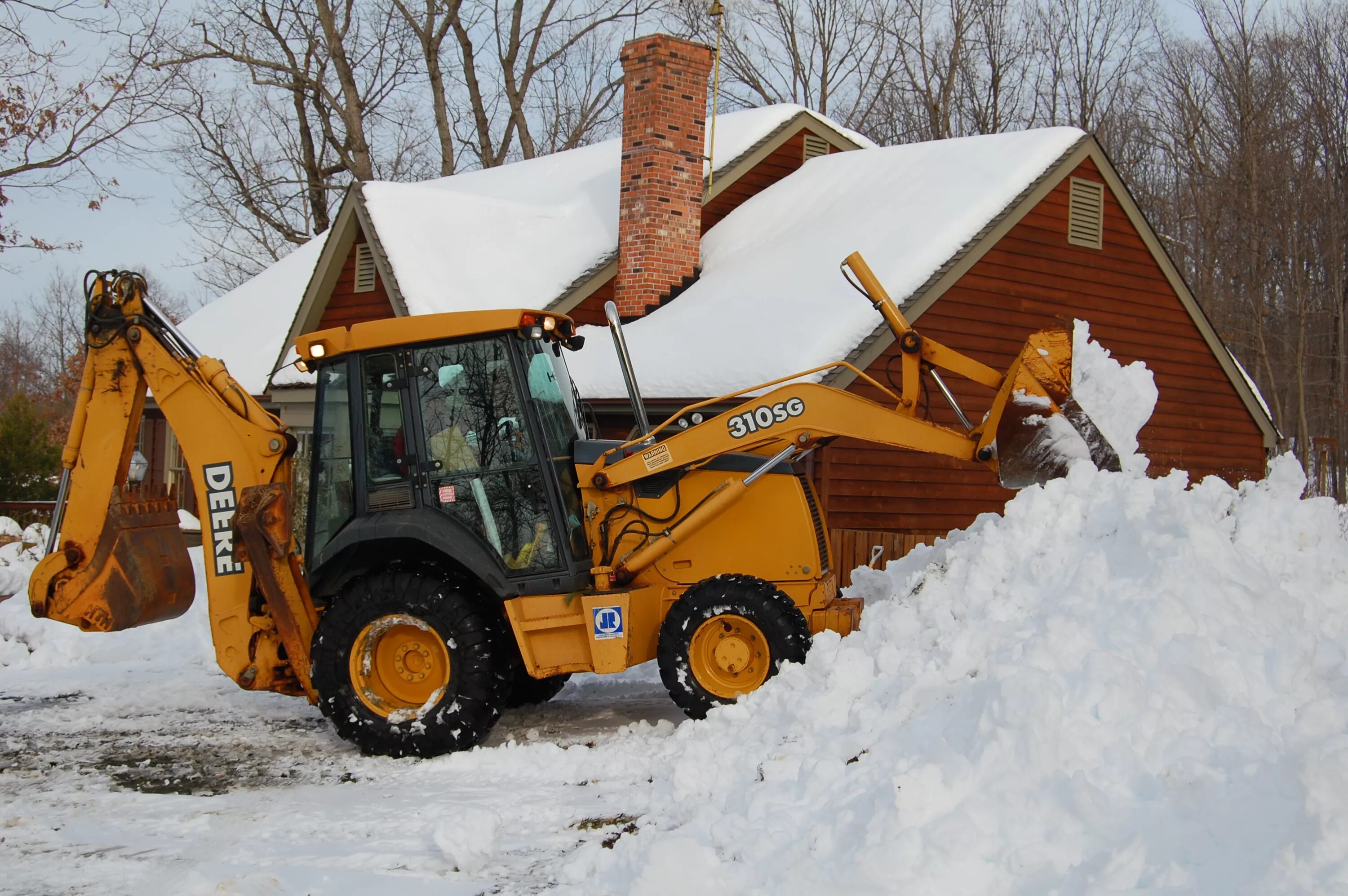 Экскаватор-погрузчик JCB зима. Мини погрузчик JCB 135 уборка снега. Фронтальный мини погрузчик JCB 205 очистка снега. Экскаватор Terex 860 уборка снега. Аренда трактора снег