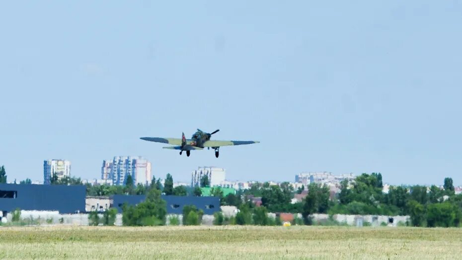 Самолет над каневской. Воронежский самолет над Воронежем. Грач самолет над Воронежем. Самолеты над Воронежем сегодня. Крылатый Воронеж.