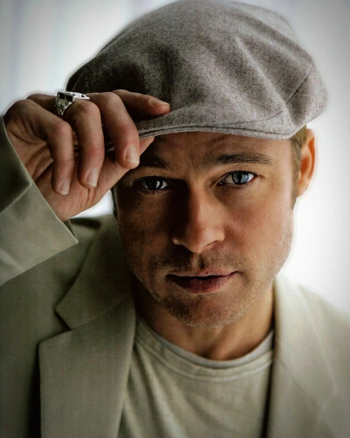 Парень в бейсболке. Парень в бейсболке и очках. Эштон катчер фото. Ен самелхорберт. Парень в кепке.