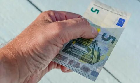 Надорванная купюра евро