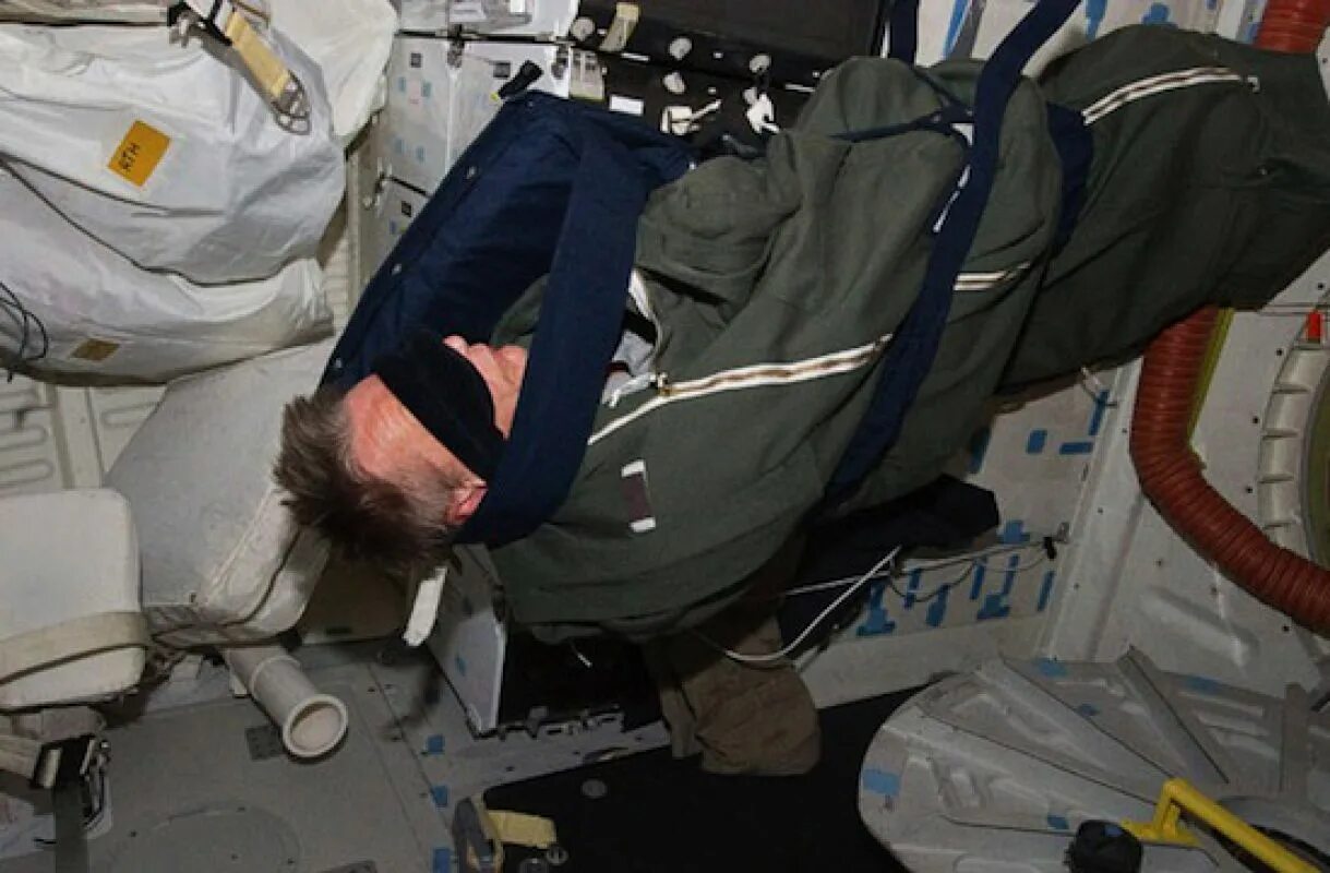 Занимаются ли космонавты. Космонавты в невесомости на МКС. Сон Космонавтов МКС. Сон на космической станции. Спальные места на МКС.