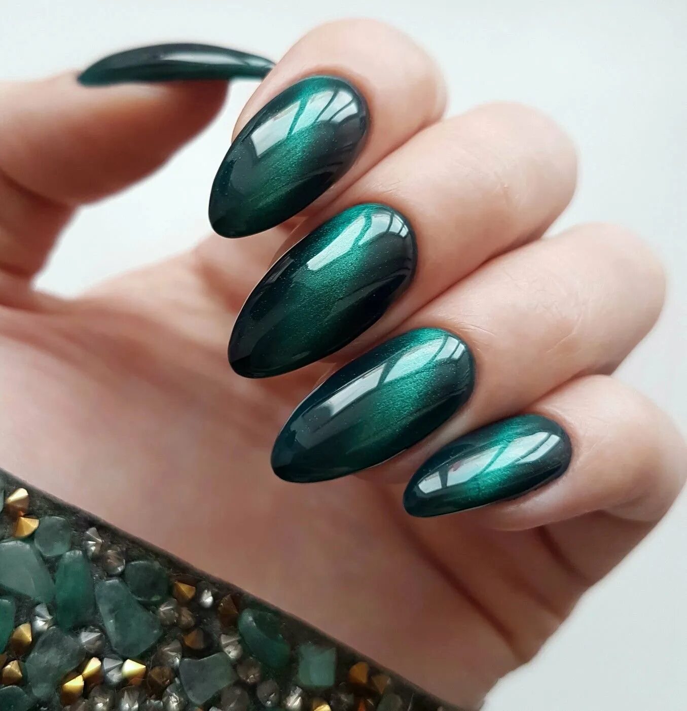 Шеллак кошачий глаз изумрудный. Маникюр кошачий глаз зеленый с дизайном. Маникюр кошачий глаз. Зелёный и золотой кошачий глаз в маникюре. Маникюр зеленая кошка.