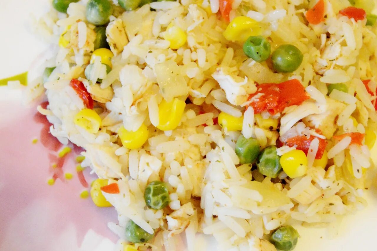Блюда с гавайской смесью. Гавайская смесь с рисом и курицей. Рис с овощами по гавайски.