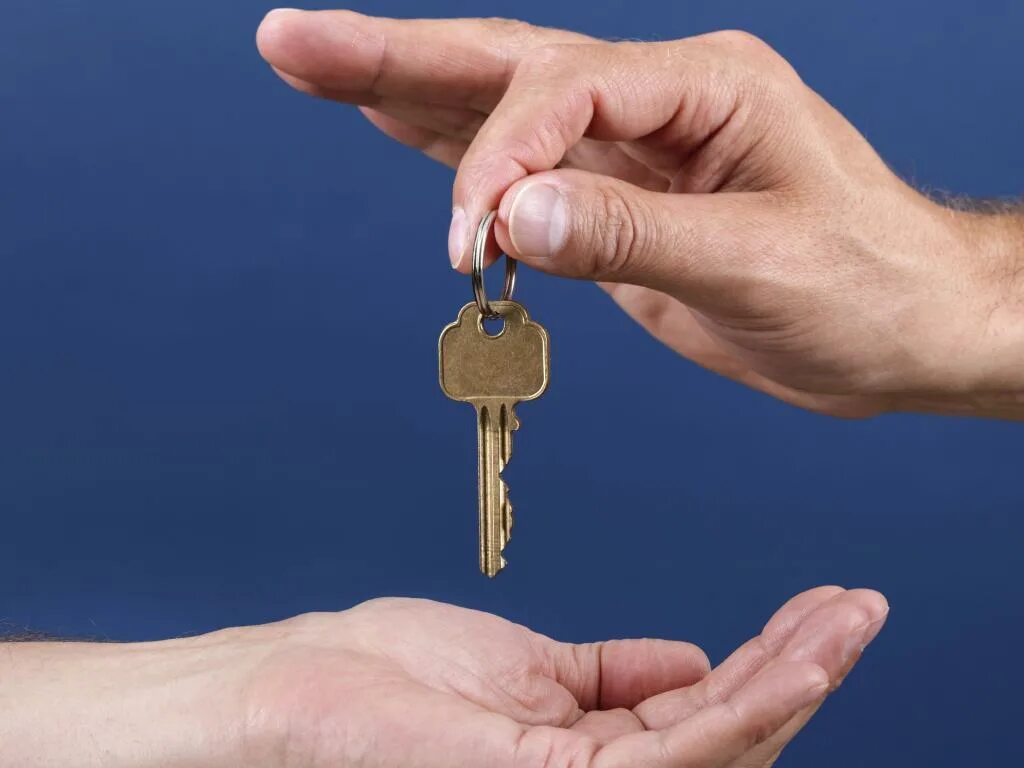 Сонник ключи от квартиры. Передают ключи от квартиры. Ключ в руке. Передача ключей. Передача ключей от квартиры.