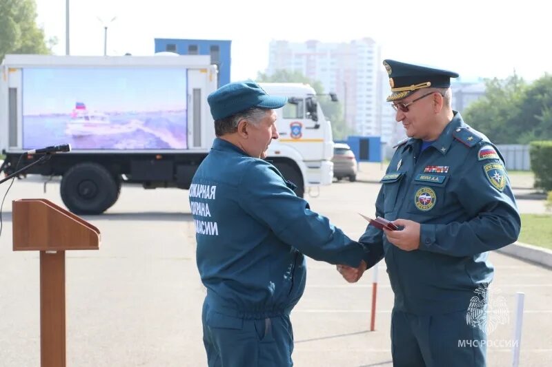 Начальник мчс юао г москвы. Обеспечение сотрудников мчс. Форменная одежда сотрудников федеральной противопожарной службы мчс. Пожарные россии. Стрыков мчс.
