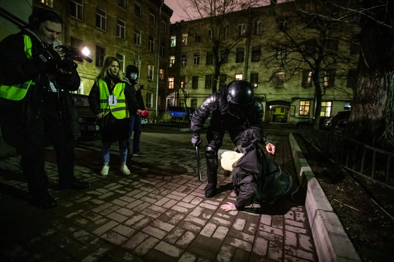 21 октября в петербурге. Задержания митинга в петербурге 21 апреля. полиция у кремля.