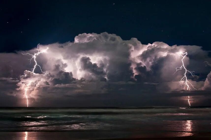 During storm. Линейные многоячейковые грозы. Река Кататумбо, Венесуэла. Гроза молния. Тучи гроза.