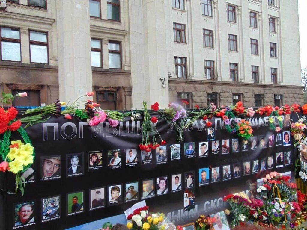 8 16 2 мая. Дом профсоюзов в одессе 2 мая 2014. одесса дом профсоюзов трагедия. жертвы в одессе в доме профсоюзов 2 мая. памятник в одессе жертвам в доме профсоюзов.