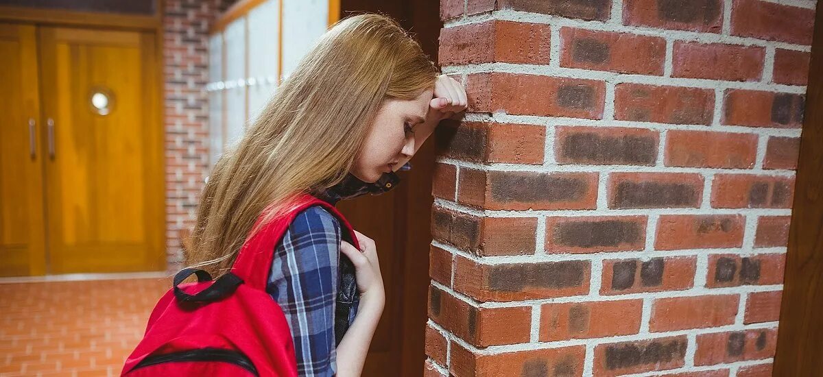 Leaning against. Student leaning against the Wall. Girl leaning against the Wall. Lean against the Wall. The girl Leaned against the Wall.