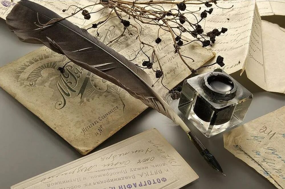 Письма и т д. Перо для письма чернилами. старинное перо. стол писателя. перо для письма старинное.