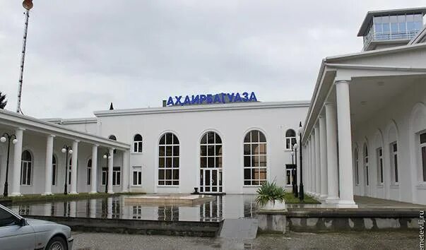Аэропорт в абхазии в каком городе. Аэропорт сухум абхазия. сухумский международный аэропорт. сухумский международный аэропорт им. в. г. ардзинба, абхазия. аэропорт в сухуми абхазия.