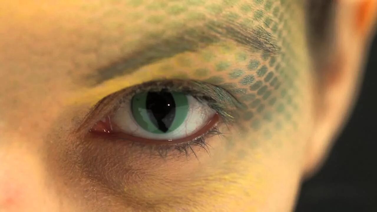 Глаза. Змеиные глаза у человека. Змеиные глаза у человека линзы. Желтые глаза. Змеиные глаза ту селлвека.