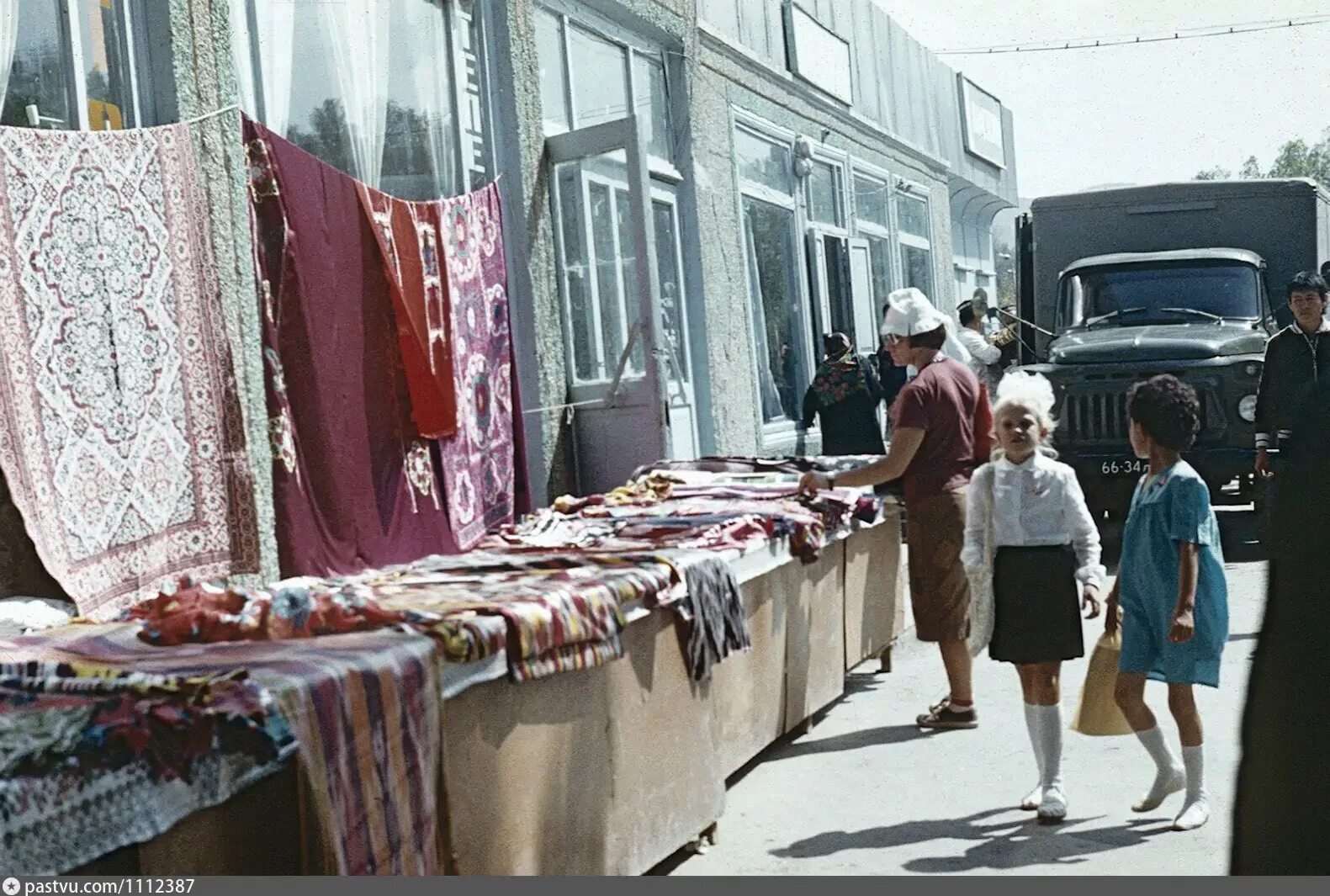 Рынок Исфара Таджикистан. Город Исфара 1970 год. Группа Исфара 1990 год. Исфара 1980. Намаз в исфаре