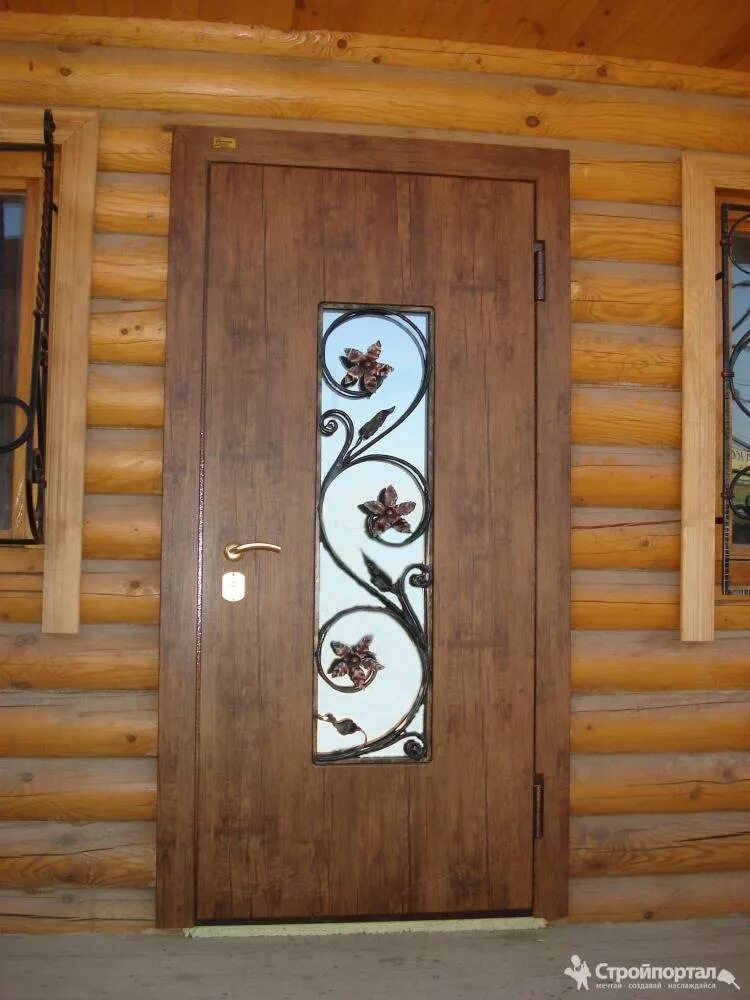 Двери в деревянном доме. Деревянный наличник для входной двери. Входная дверь в деревянный дом. Входная дверь в бревенчатом доме. Железная дверь в деревянном доме