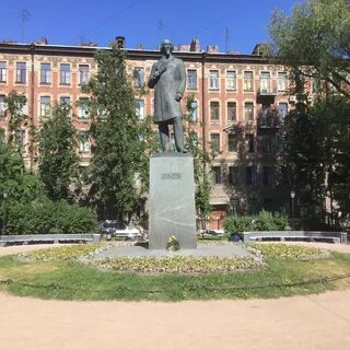 Памятники некрасову