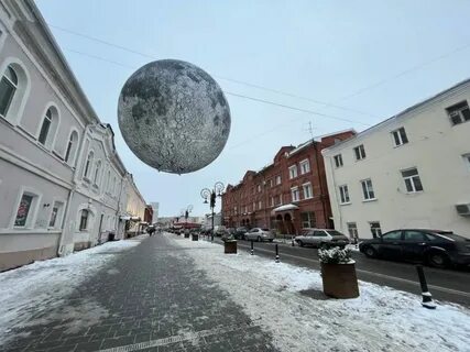 Арт объект луна