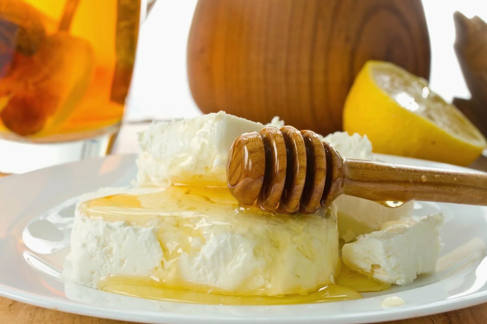 Десерты из меда. Творог с медом. Каймак с медом. Сладости с медом. Десерт с орехами и медом.