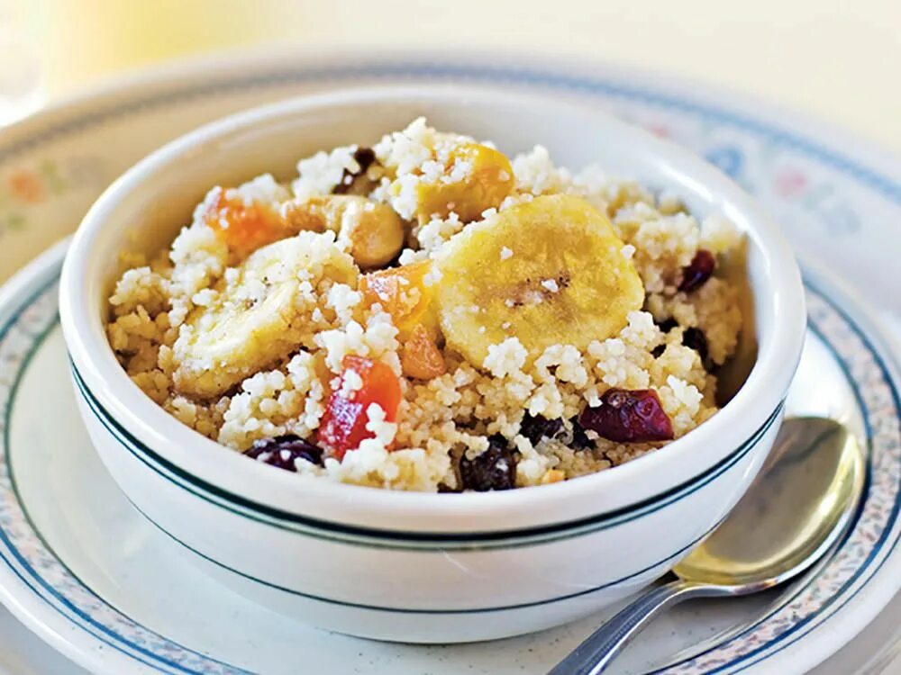 Каша с сухофруктами. Завтрак из кускуса. Плов с кускусом. Кус кус на завтрак. Завтрак с кускусом и яйцом.