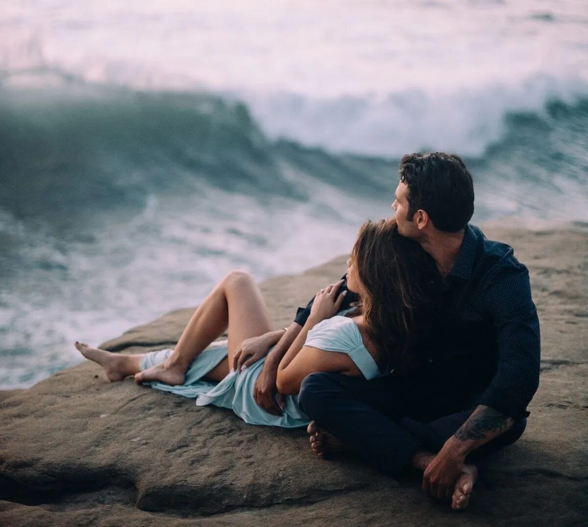 Пара пара я скучаю. Пара сидит у моря. Пара сидит. Пара сидит на берегу. Двое влюбленных на берегу.
