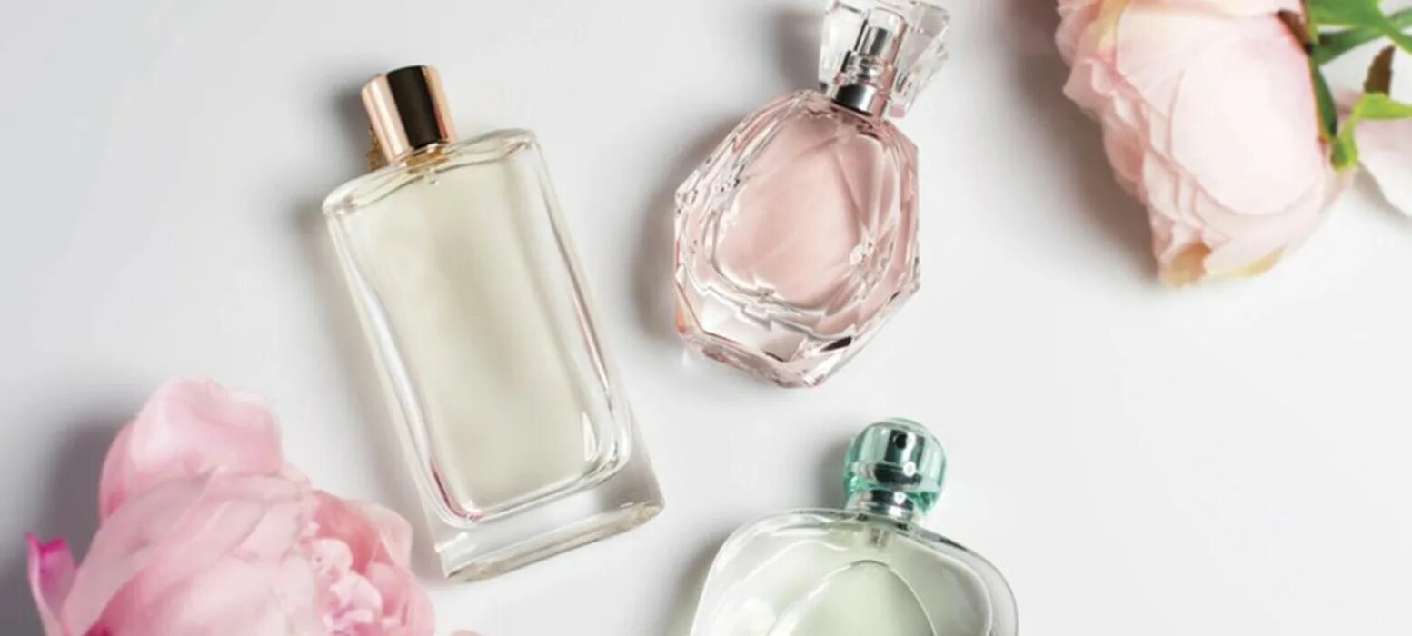 духи для женщин. девушка с духами. девушка с духами. запах. сергей ростов три слова.