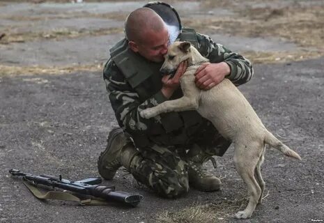 Военнослужащие спасают