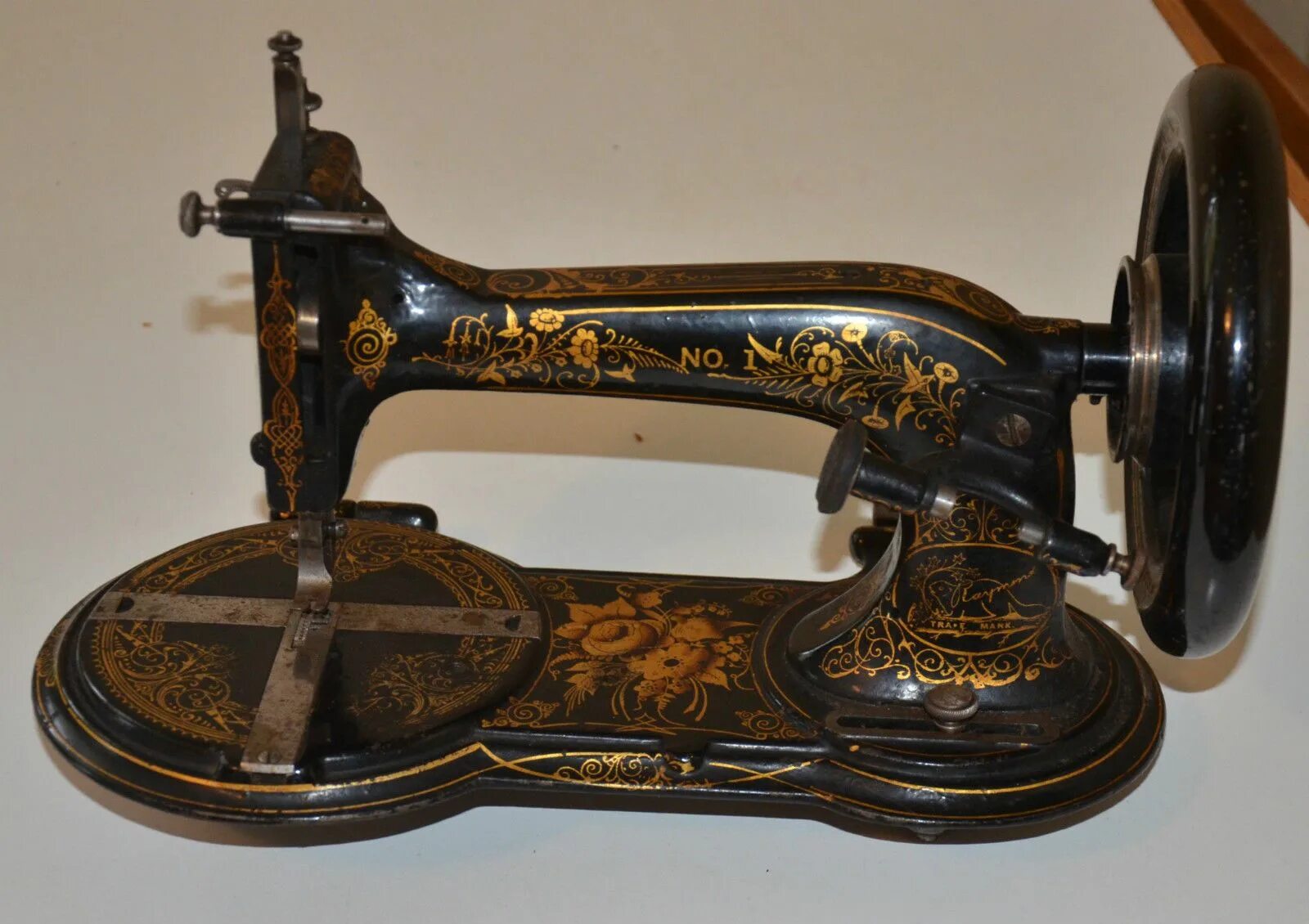 Сколько стоят старинные машинки. Швейная машинка Кайзер. Старинная швейная машинка Реймонд. Швейная машинка Зингер 19 век. Швейная машинка Кайзер слаутер.