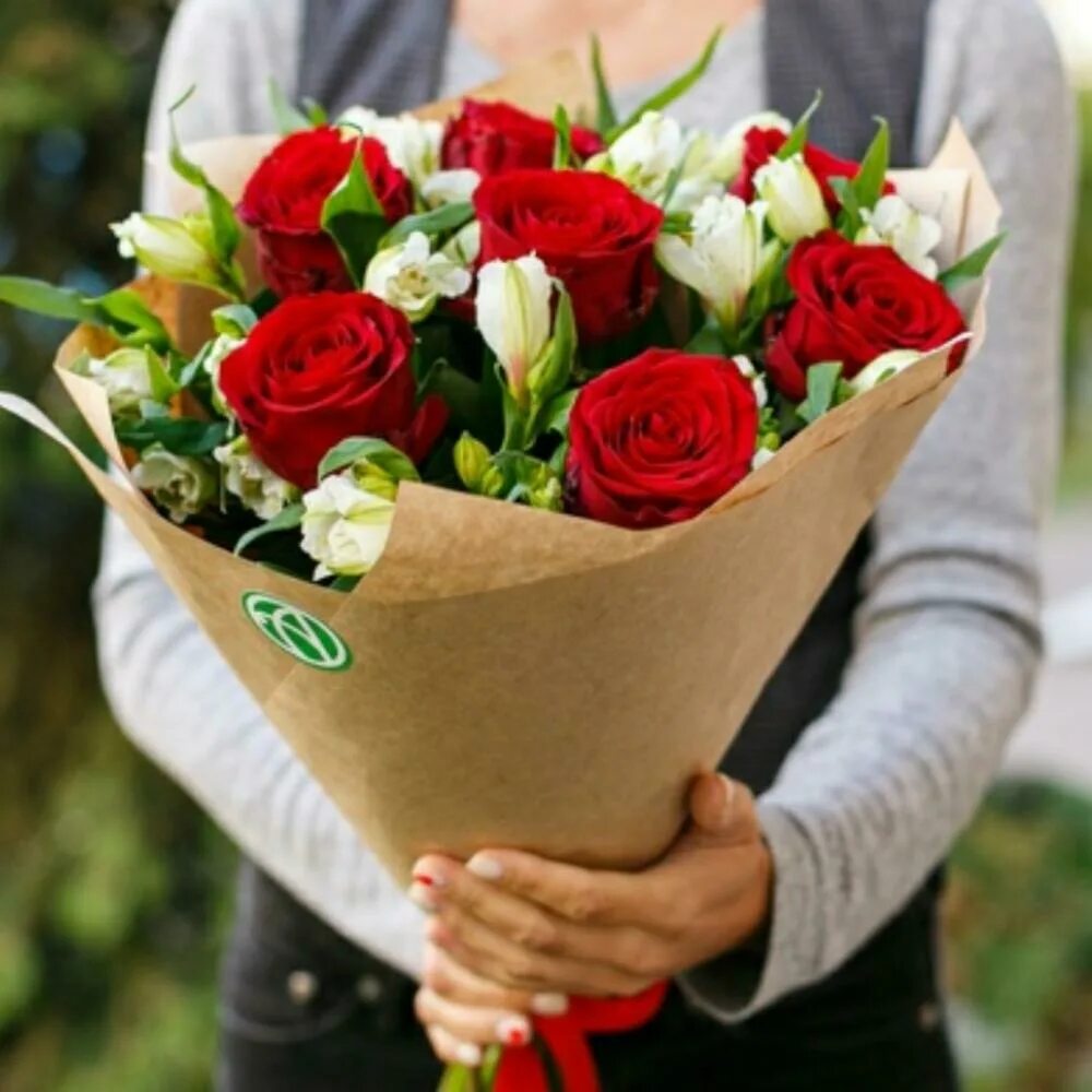 Доставка цветов рыльск. Цветы в подарок. Букет на свадьбу в подарок. Букет из красных роз и альстромерий. Подарили букет.