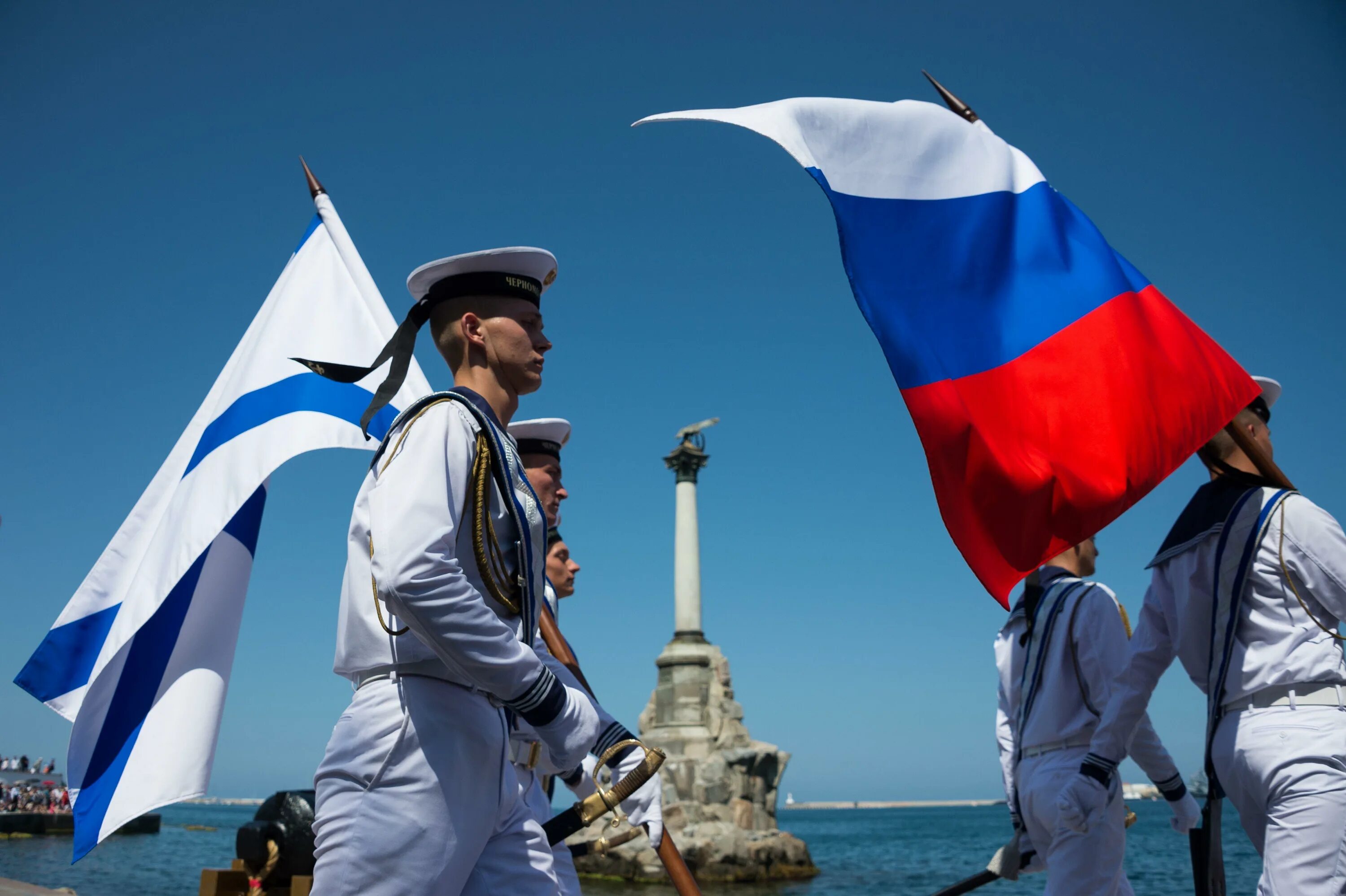 Морской флот севастополя. Андреевский флаг Севастополь. День военно-морского флота Андреевский флаг. Знамя ВМФ Севастополь. Андреевский флаг Черноморский флот.